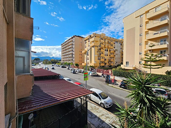 Appartamento quadrilocale in vendita in Via Gustavo Roccella, Palermo