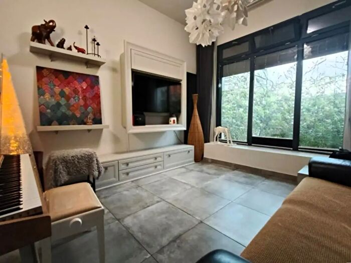 Casa con 6 locali in vendita in Uigi Cherubini, Empoli