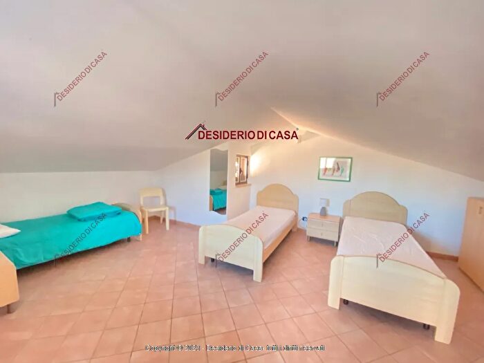 Casa quadrilocale in vendita in Campofelice Di Roccella