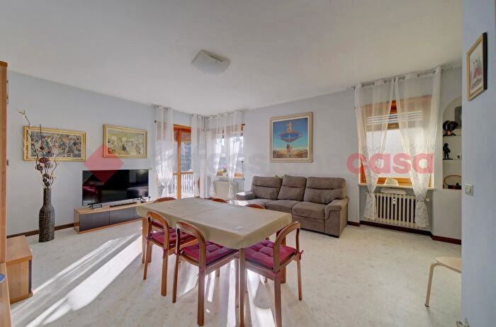 Appartamento con 5 locali in vendita in Via Servais, Torino