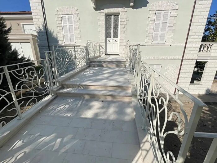 Appartamento quadrilocale in vendita in Viale Zara, Pesaro