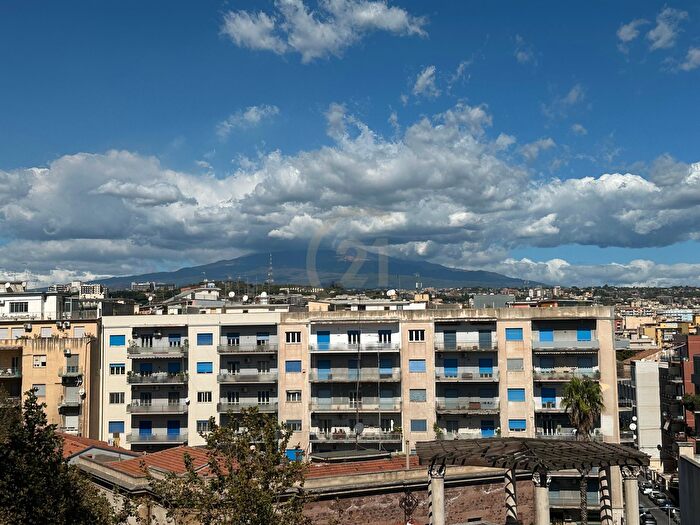 Appartamento con 5 locali in vendita in Via Androne, Catania