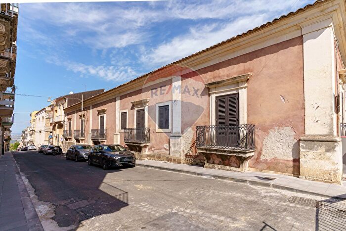 Appartamento con 14 locali in vendita in Via Duca degli Abruzzi, Carlentini