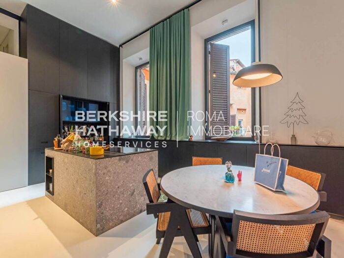 Appartamento trilocale in affitto in Via della Scrofa, Montecitorio, Roma