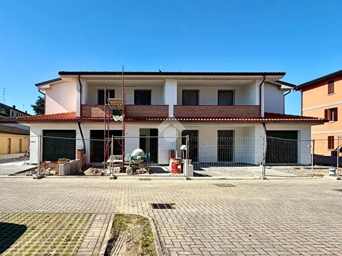 Casa con 5 locali in vendita in Via Circonv Est, Luzzara