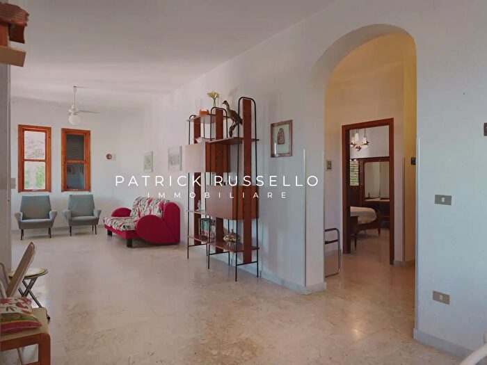 Casa con 10 locali in vendita in Via dei Rovi Snc, Gela