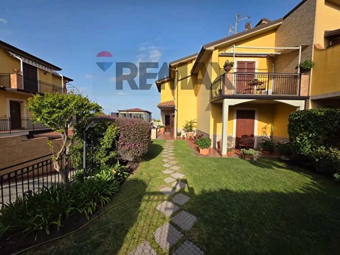 Casa con 8 locali in vendita in Via Maria Grazia Cutuli, Viagrande