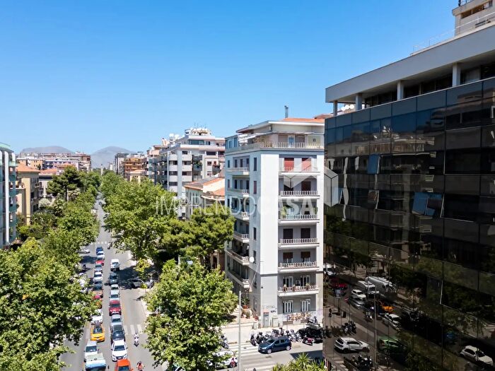 Appartamento con 9 locali in vendita in Via della Libertà, Palermo