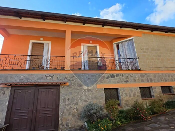 Casa quadrilocale in vendita in Via delle Camelie, Roccamonfina