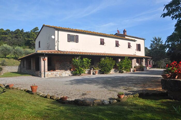 Casa con 12 locali in vendita in Pomarance