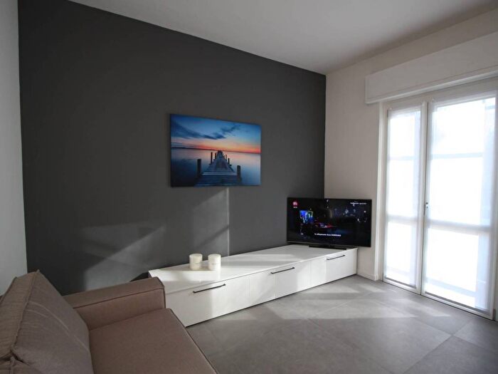 Appartamento trilocale in affitto in Centro, Leggiuno