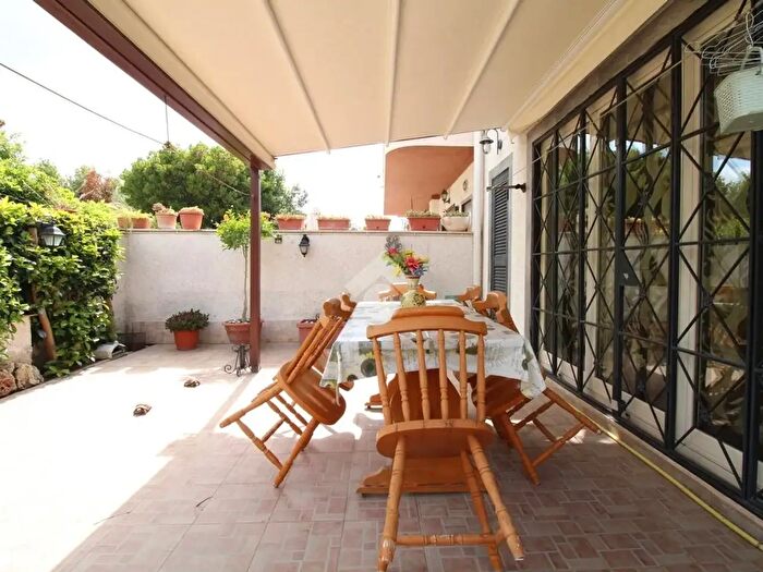 Casa trilocale in vendita in Via Ofanto, Pomezia