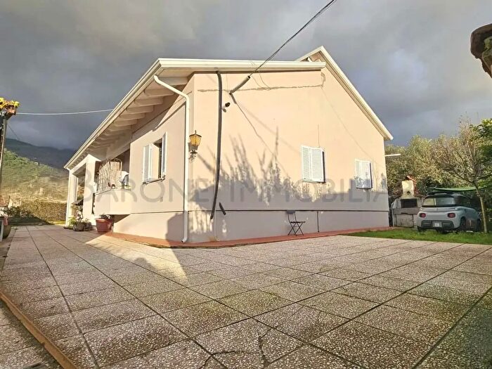 Casa quadrilocale in vendita in Via Tavola, Massa