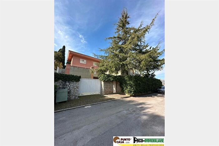 Casa con 9 locali in vendita in Via Umberto Maddalena, Palermo