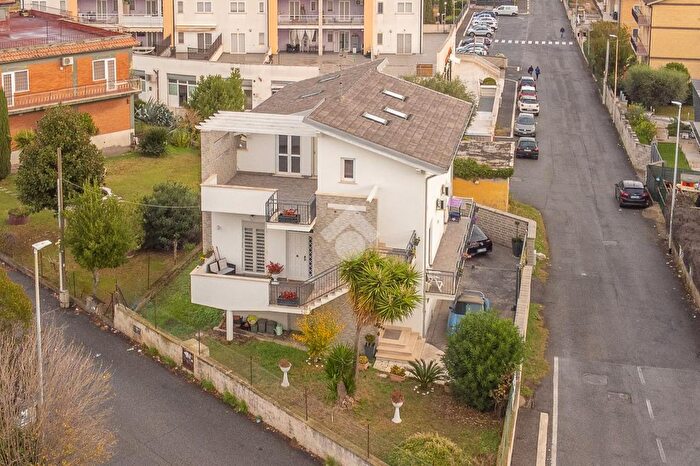 Casa con 6 locali in vendita in Via Massa di San Giuliano, Roma