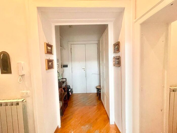 Appartamento trilocale in affitto in Via Cisterna dellOlio, Centro Storico, Napoli