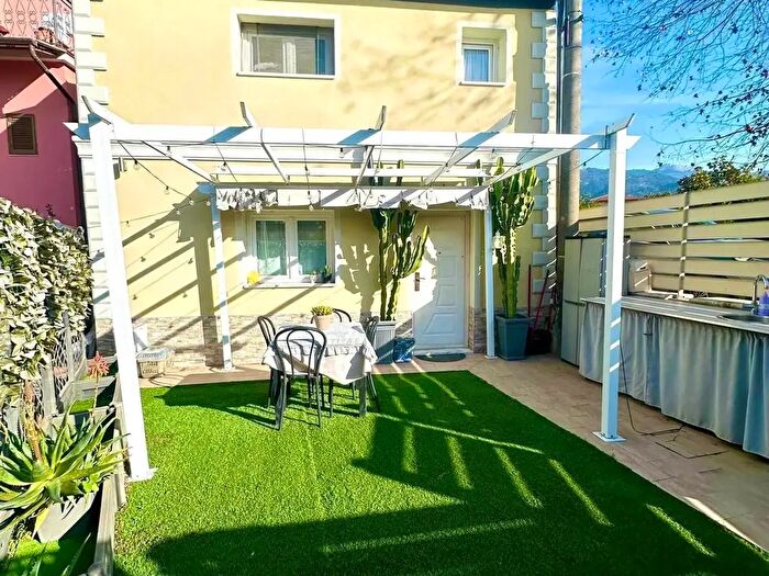 Casa bilocale in vendita in Marina Vecchia, Massa