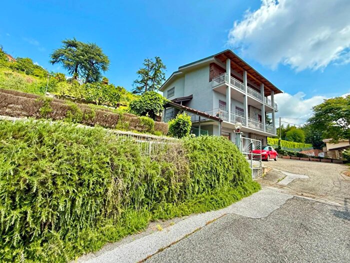 Casa con 8 locali in vendita in Strada Montenero Bra, Bra