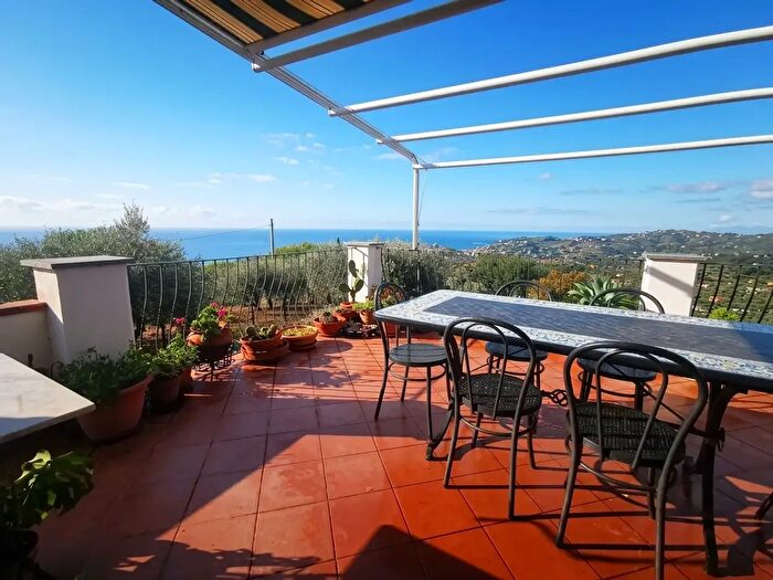 Appartamento quadrilocale in vendita in Strada Cason della Guardia, Imperia