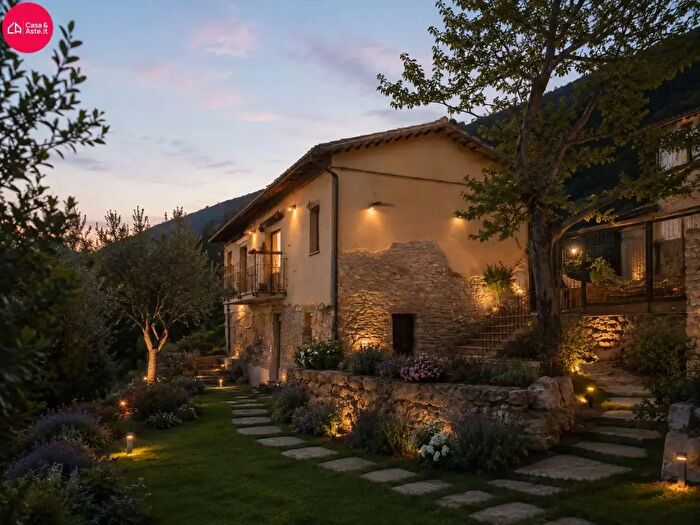 Casa con 6 locali in vendita in Via Villa dAria, Serrapetrona