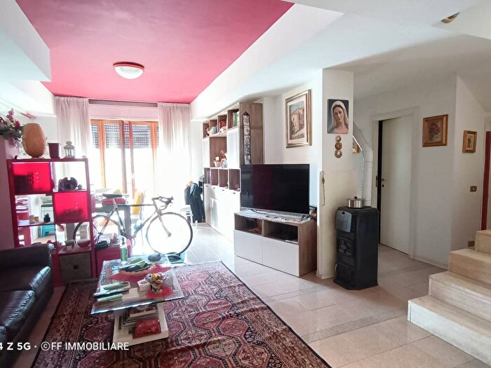 Appartamento con 5 locali in affitto in Via San Francesco, Centro, Sarnano