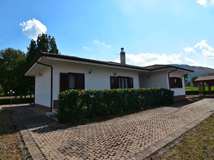 Casa con 9 locali in vendita in Via Vigne, Sassano