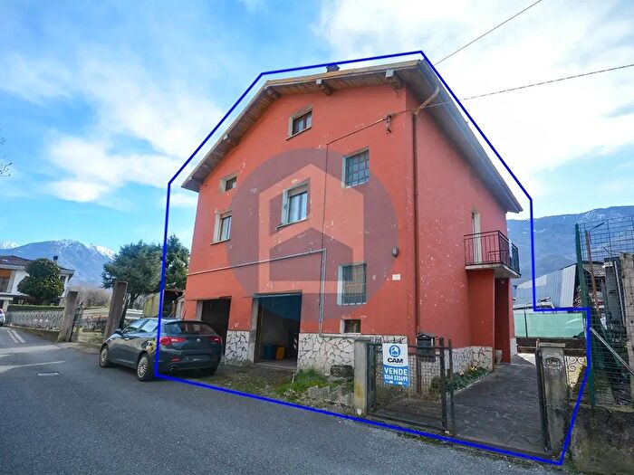 Casa trilocale in vendita in Via Giacomo Leopardi, Piancogno