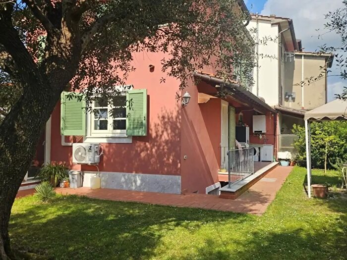 Casa con 15 locali in vendita in Seravezza