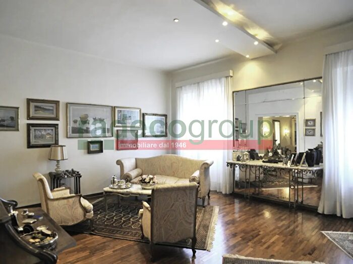 Appartamento con 10 locali in vendita in Via Cairoli, Livorno
