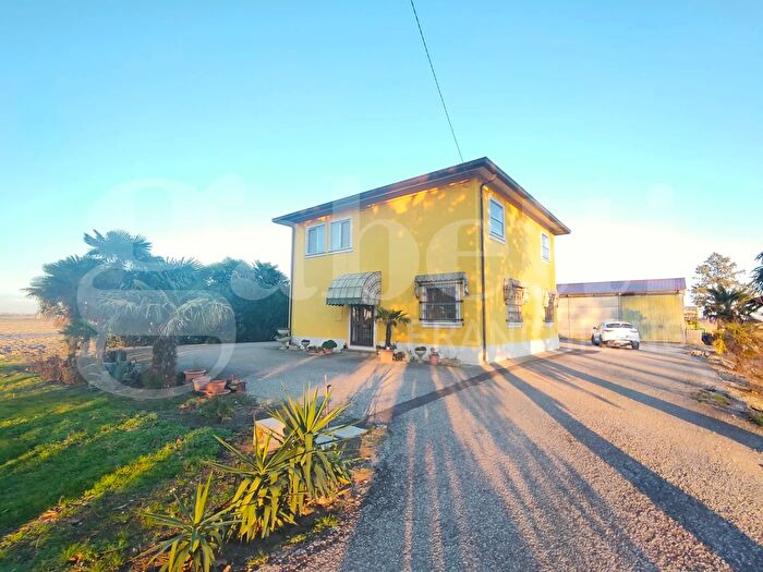 Casa con 8 locali in vendita in Mesola