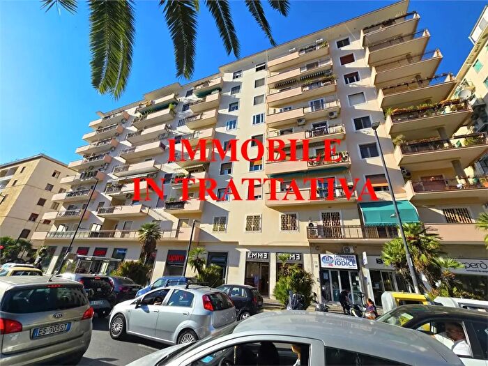 Appartamento con 6 locali in vendita in Viale Augusto, Napoli