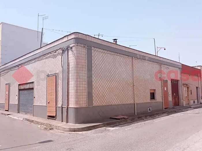 Casa con 8 locali in vendita in Via Curtatone, Sava