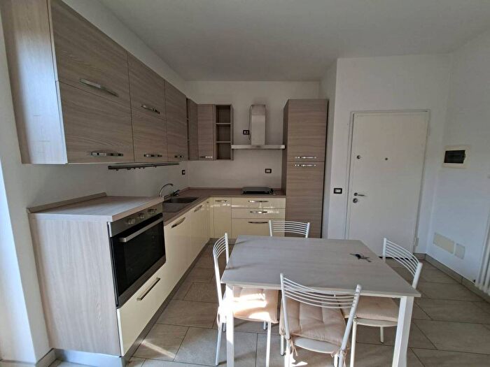 Appartamento trilocale in affitto in Via Guglielmo Marconi, Centro, Grandate