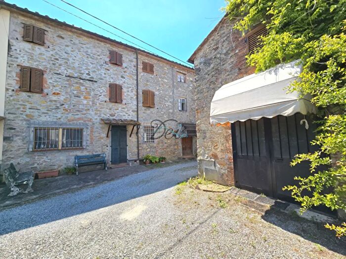 Casa con 9 locali in vendita in Via della Francese, Capannori