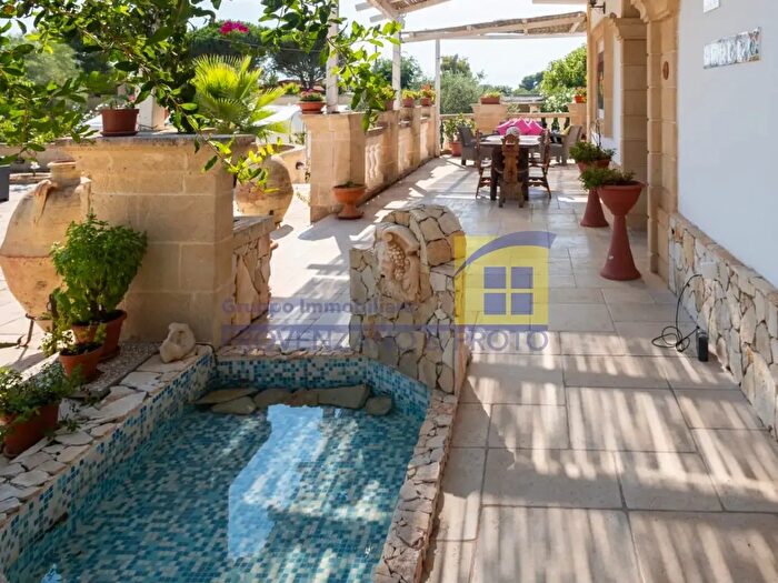 Casa con 10 locali in vendita in Via Senna, Torricella