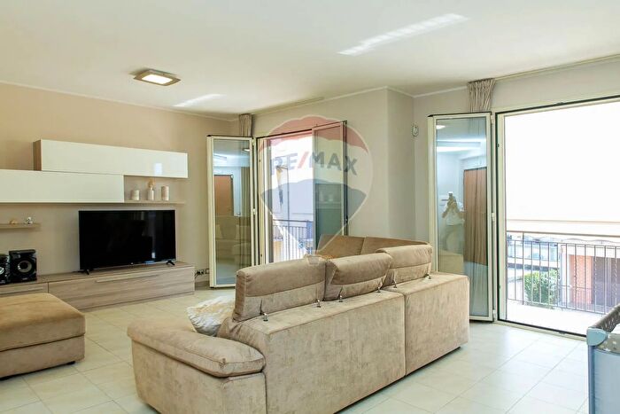 Appartamento con 9 locali in vendita in Via E Macri, Acireale