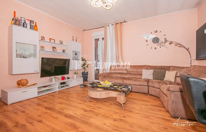 Appartamento quadrilocale in vendita in Via del Perugino, Modena