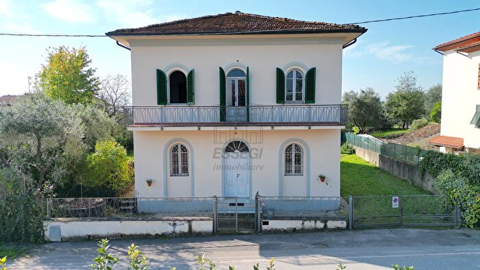 Casa con 13 locali in vendita in Via Cercatoia Alta, Montecarlo