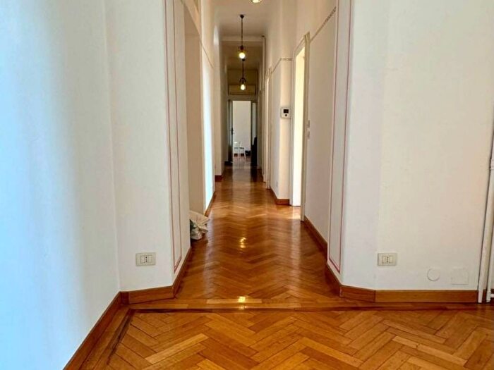Appartamento quadrilocale in affitto in Via Montebello, Turati, Milano