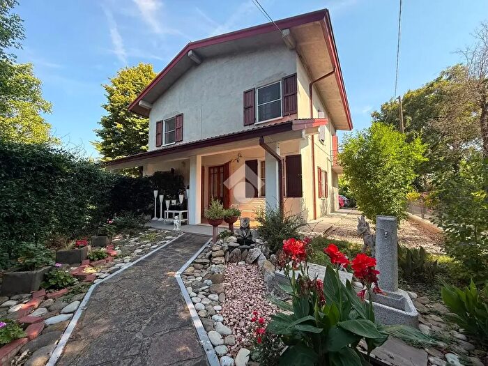Casa con 7 locali in vendita in Via Cervi, Campegine