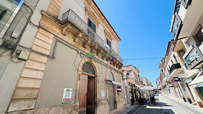 Casa con 10 locali in vendita in Via Cavour, Vittoria