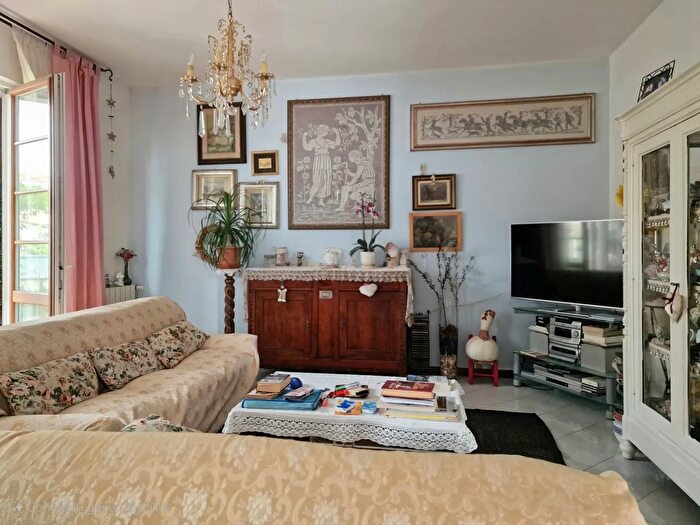 Casa con 7 locali in vendita in Massa