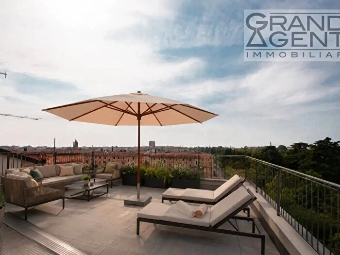 Appartamento trilocale in vendita in Via Scarsellini, Verona