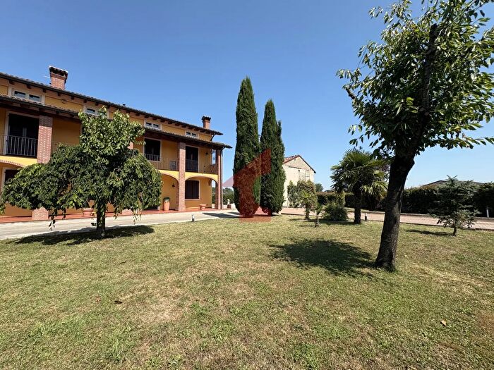 Casa quadrilocale in vendita in Via Crocetta, Polesine Zibello