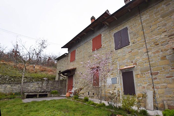 Casa con 6 locali in vendita in Strada Vicinale della Villa, Pratovecchio Stia