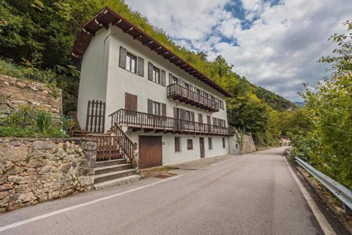 Casa con 6 locali in vendita in Frazione Maureri, Terragnolo