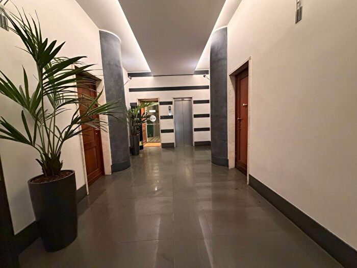Appartamento trilocale in affitto in Palestro, Milano