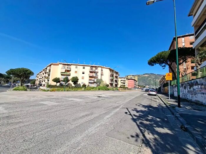 Appartamento con 5 locali in vendita in Via Tullo Ostilio, Napoli