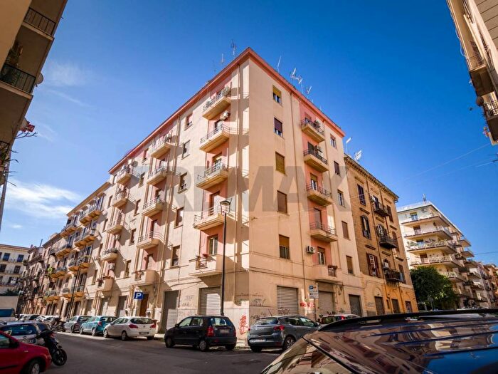 Appartamento con 5 locali in affitto in Via Saverio Cavallari, Politeama Ruggiero Settimo, Palermo