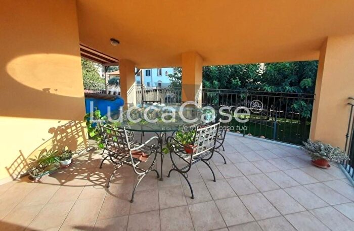 Casa con 7 locali in vendita in Lucca